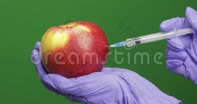 女科学家在苹果里用注射器注射